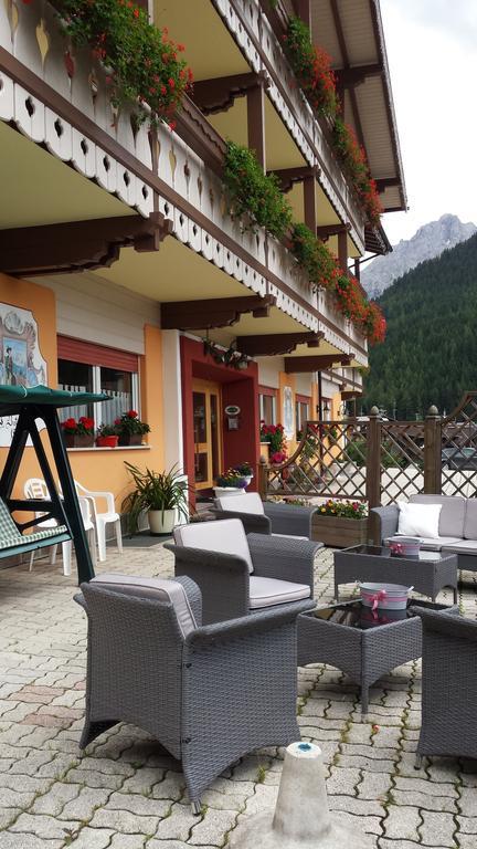 Hotel Azola Canazei Esterno foto