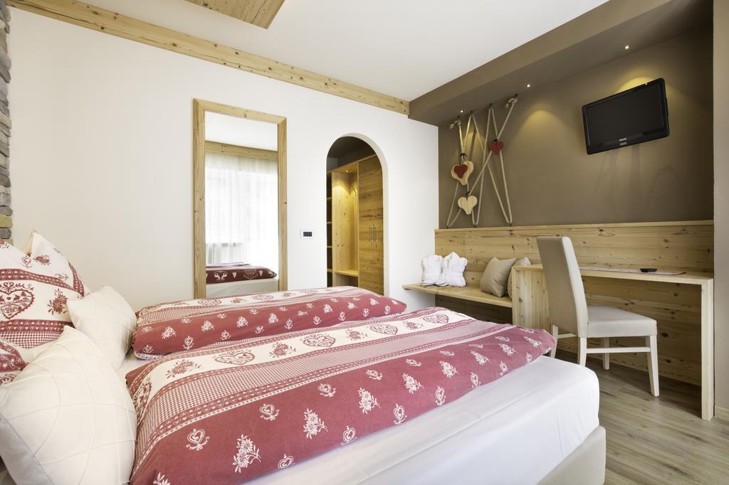 Hotel Azola Canazei Esterno foto