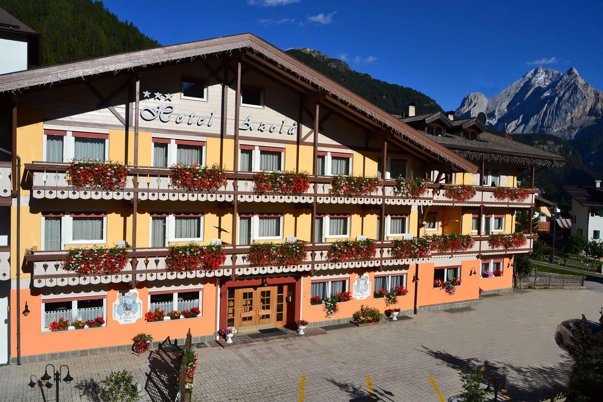 Hotel Azola Canazei Esterno foto