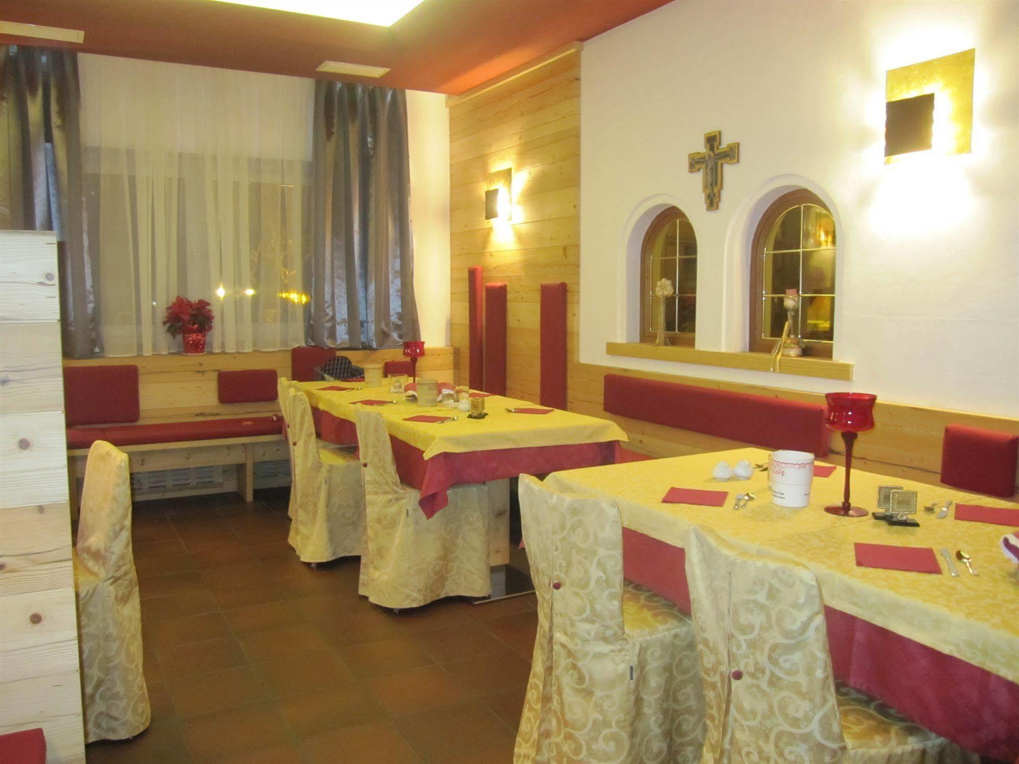 Hotel Azola Canazei Esterno foto