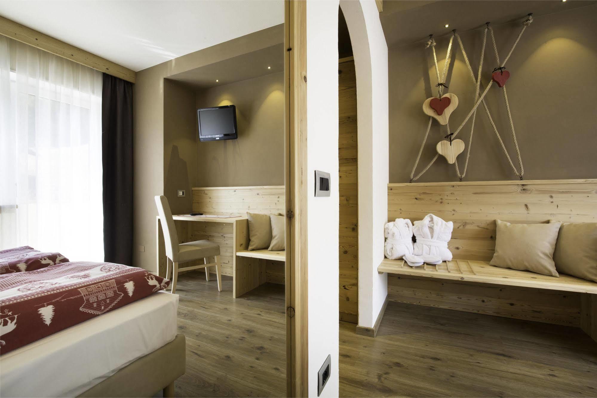 Hotel Azola Canazei Esterno foto