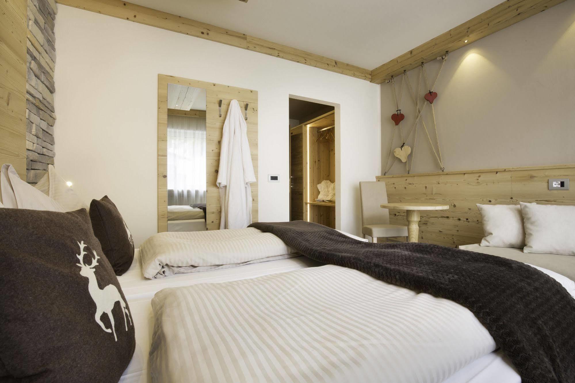 Hotel Azola Canazei Esterno foto