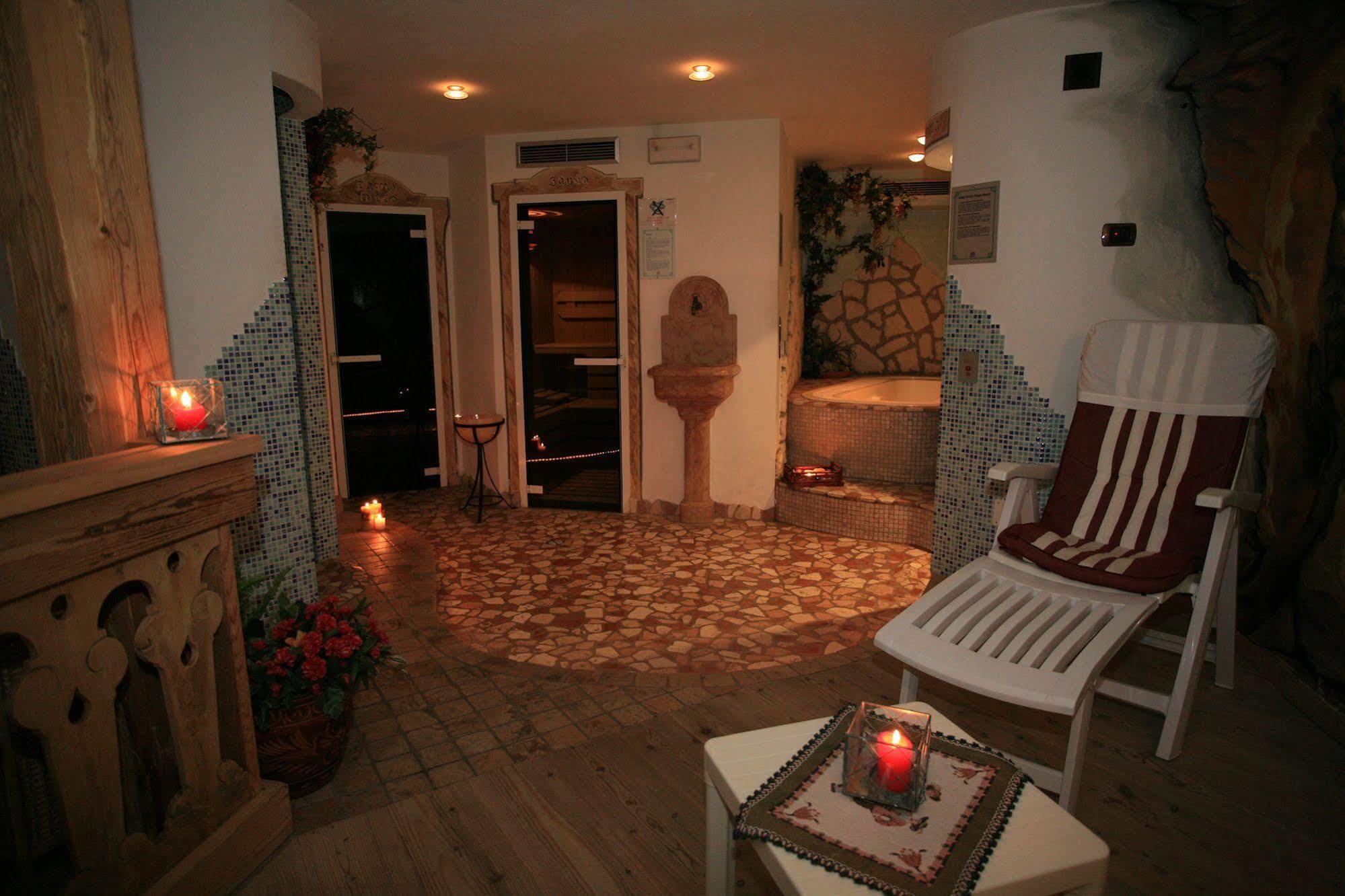 Hotel Azola Canazei Esterno foto